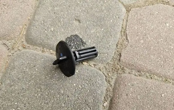 Opel Vivaro Oil filter mounting bracket 