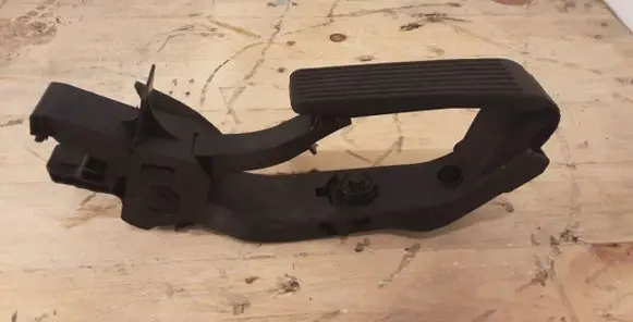 Mercedes-Benz E W211 Accelerator throttle pedal A2113000904 6066