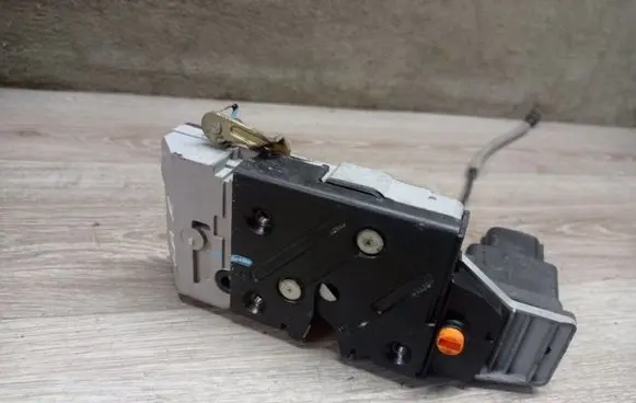 Volvo S80 Rear door lock 30663053