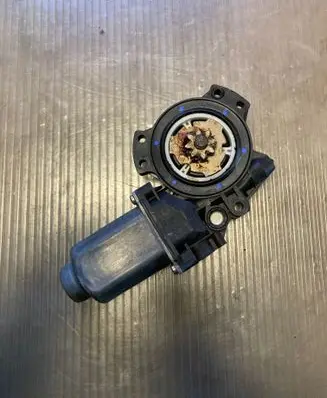 Hyundai ix35 Front door window regulator motor 402391B