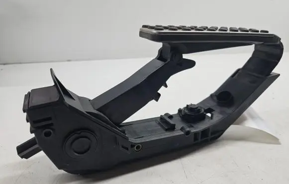 Mercedes-Benz E W211 Accelerator throttle pedal A2113000704