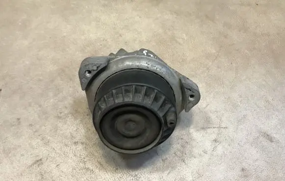 BMW 7 F01 F02 F03 F04 Engine mount bracket 6777371