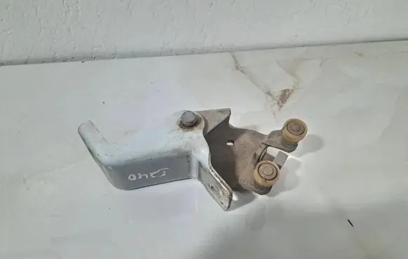 Dacia Dokker Sliding door upper roller guide/hinge 824A65571R