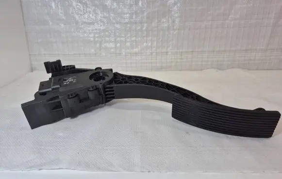 Mercedes-Benz B W246 W242 Accelerator throttle pedal A246300 0068 1404