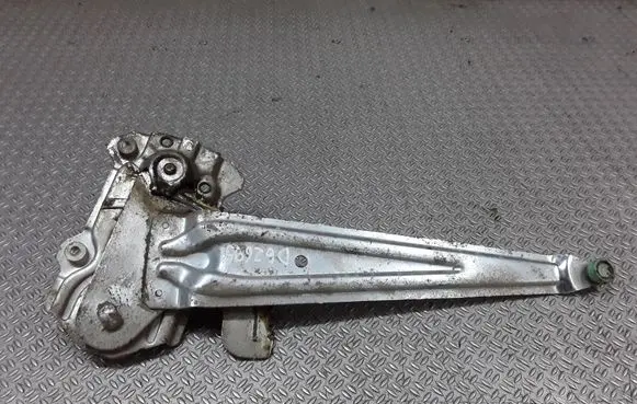 Rear door manual window regulator