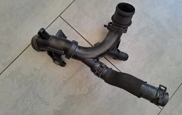 Renault Trafic III (X82) Engine coolant pipe/hose 210477021R 210477021 P1010821