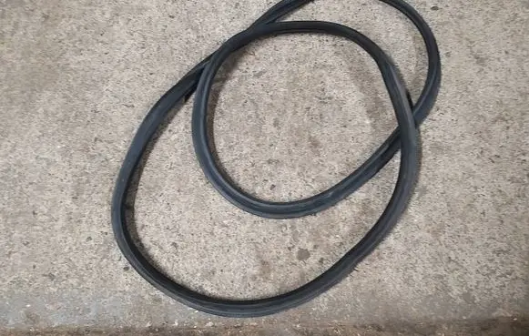 Trunk rubber seal (body)