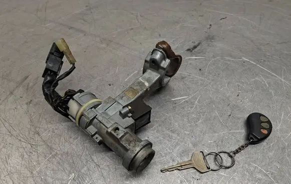 Toyota Hilux (N80, N90, N100, N110) Ignition lock 45020354 8543235010C