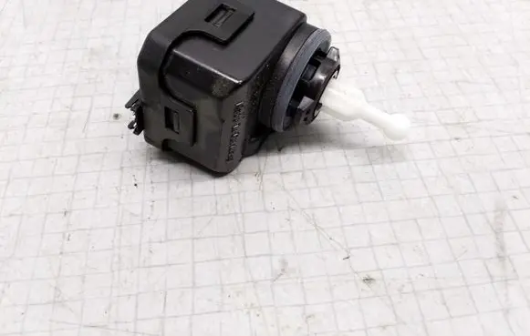 Volkswagen PASSAT B5.5 Headlight level adjustment motor 007878 1J0941295C