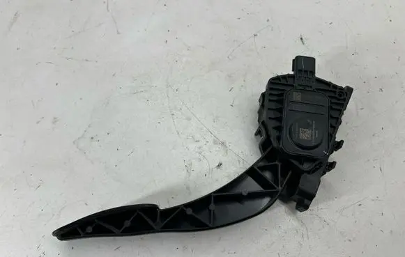 Accelerator throttle pedal