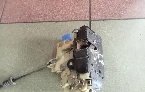 Skoda Fabia Mk1 (6Y) Front door lock 3B1837015AM 991990101