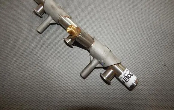 Audi Q7 4M Fuel distributor 06E130090AJ