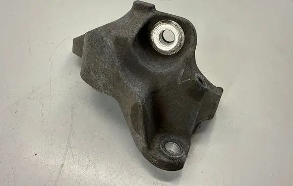 Chevrolet Camaro Engine mounting bracket 23104518