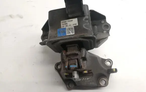 Hyundai Tucson TL Engine mount bracket 21830D3200