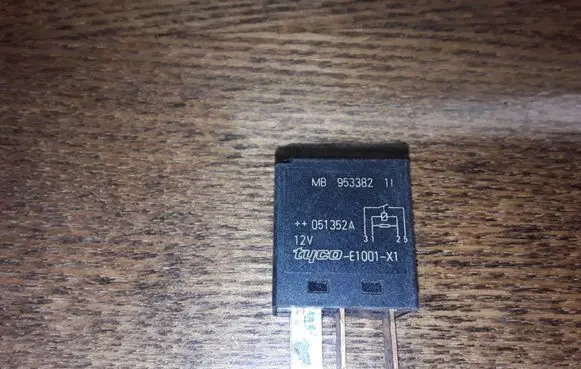 Volvo S40, V40 Other relay MB953382