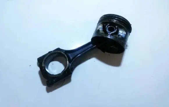Volkswagen PASSAT B2 Piston with connecting rod