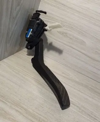 Volkswagen Touareg I Accelerator throttle pedal 7L6723507 7L6833507