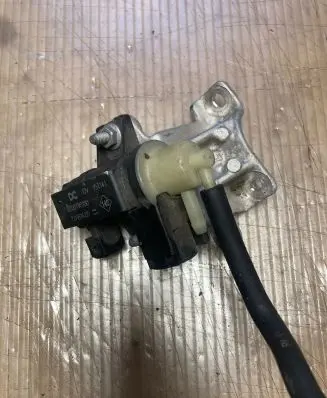 Renault Captur Turbo solenoid valve 8200790180 70181405 15T141