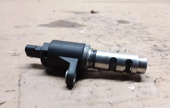 Volkswagen Polo V 6R Camshaft vanos timing valve 04E906455N