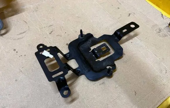 Ford Explorer VI Fuel pump bracket L1MA9D371BF