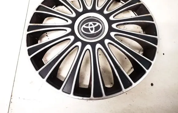 Toyota Avensis T220 R14 wheel hub/cap/trim 
