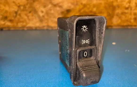 BMW 8 E31 Light switch 38813705
