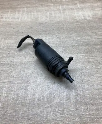 BMW 5 E39 Windscreen/windshield washer pump 8377612