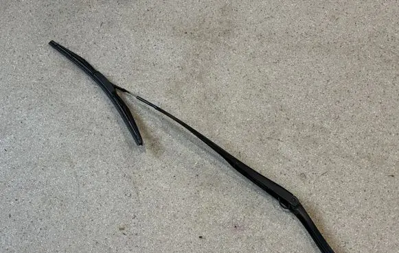 Hyundai Kona I Front wiper blade arm