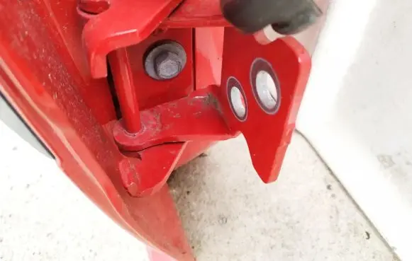 Peugeot 207 Rear door lower hinge