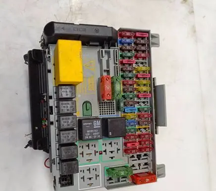 Opel Zafira A Fuse box set 90589979