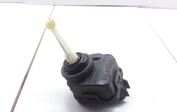 Volvo S40, V40 Headlight level adjustment motor 007878