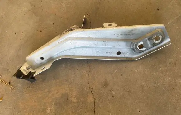 Renault Twingo III Fender mounting bracket 631439060R