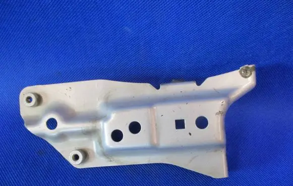 Audi A3 S3 8P Fender mounting bracket 8P0821136A