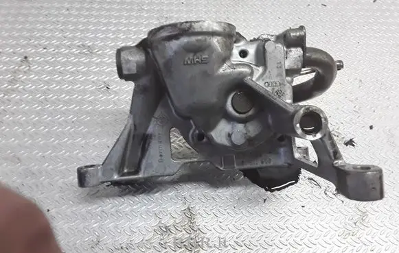 Audi A6 S6 C5 4B Oil pump 059115105