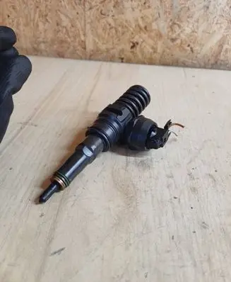 Volkswagen PASSAT B5.5 Fuel injector 038130073BA