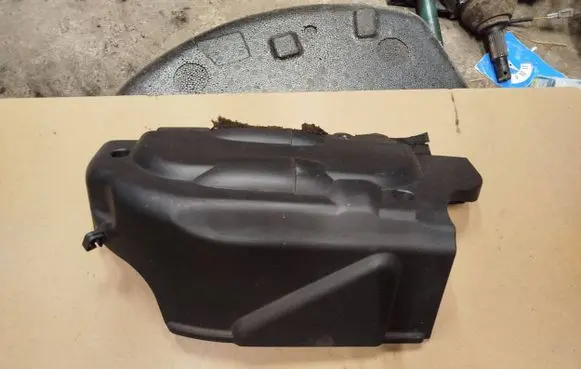BMW 5 E60 E61 Engine cover (trim) 7789009