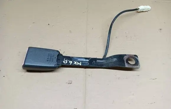 Suzuki Swift I Front seatbelt buckle