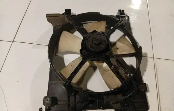 Honda FR-V Radiator cooling fan shroud