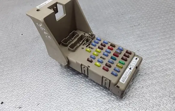 Subaru Outback Fuse module LB100604B