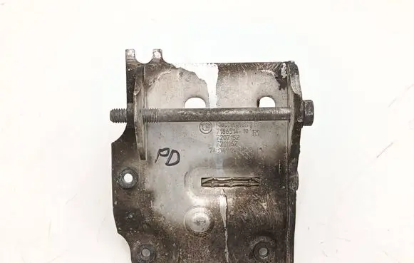 BMW 5 F10 F11 Radiator mount bracket 7186514