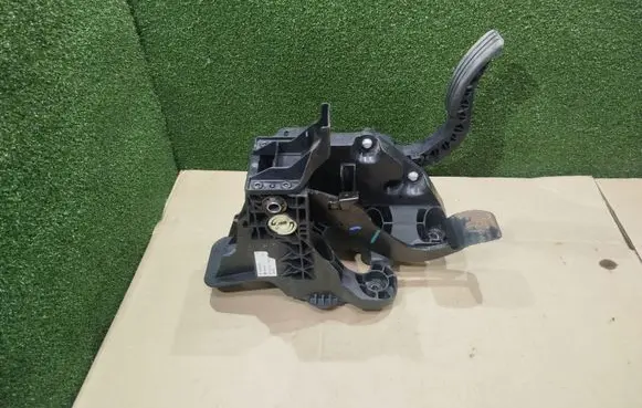 Renault Trafic III (X82) Brake pedal 81007104 465010176R 0027659
