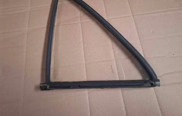 Mercedes-Benz W123 Rear vent window glass 1577