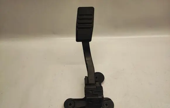 Accelerator throttle pedal