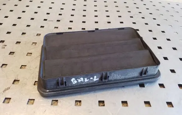 BMW X3 E83 Quarter panel pressure vent 