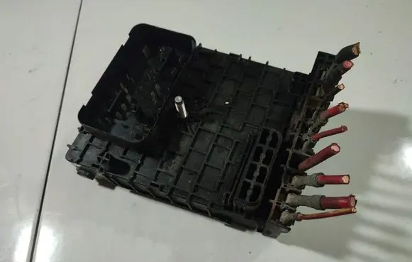 Volkswagen PASSAT B6 Fuse box set 32203625