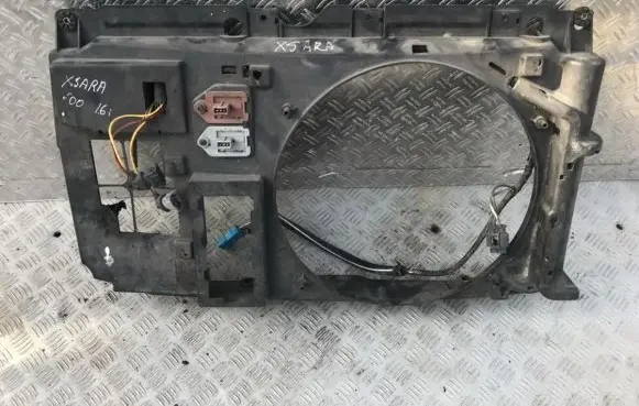 Radiator cooling fan shroud