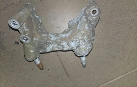Engine mounting bracket