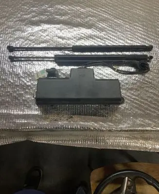 Opel Insignia A Shock absorber/damper mounting bracket 13338838