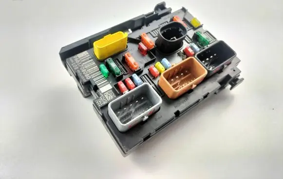 Citroen C4 I Picasso Fuse module 9661708080