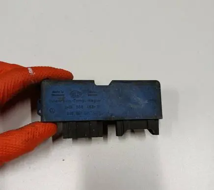 Volkswagen PASSAT B4 Coolant fan relay 3A0907041 5HB00646302